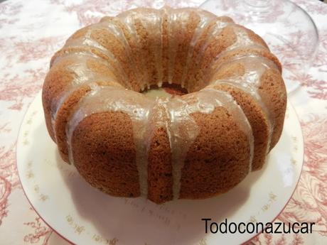 BIZCOCHO DE CANELA CON GLASEADO LIGERO DE LIMÓN