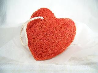 Esponja exfoliante con forma de corazón
