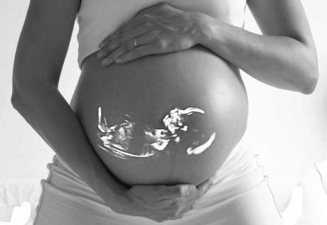 ¿Los fetos responden más a la voz o a las caricias de las madres?