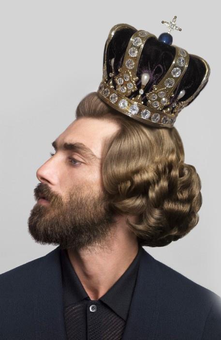 Un Hombre Con Corona Y Manos Grandes