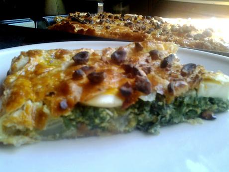 TARTA DE HOJALDRE DE ACELGAS Y QUESO  AHUMADO  CON AVELLANAS