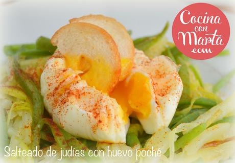 Receta de salteado de judías verdes, puerro, patatas y huevo pochado, poche, escalfado, nido, papel film. Fácil, rápida, sana, ligera.