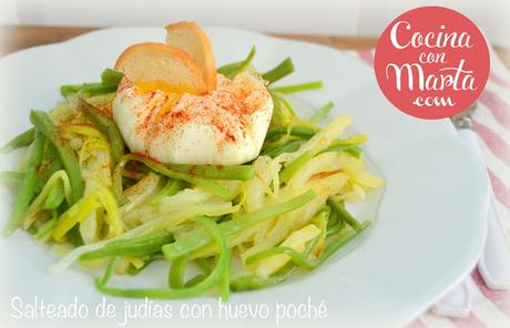 Receta de salteado de judías verdes, puerro, patatas y huevo pochado, poche, escalfado, nido, papel film. Fácil, rápida, sana, ligera.