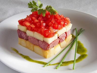 Dados de atún en papillote con patatas asadas, tomate, manzana y vinagreta de hierbas