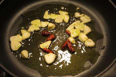 Coliflor con refrito de ajos y guindilla