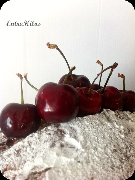 CAKE DE QUESO, ALMENDRAS Y CEREZAS