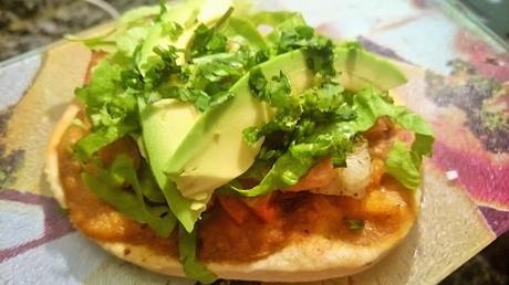 Sándwiches de piadinas con embutido vegetal y mozzarella casera vegana