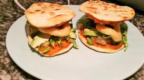 Sándwiches de piadinas con embutido vegetal y mozzarella casera vegana
