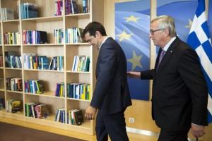 El presidente de la Comisión Europea recibe al primer ministro griego Alexis Tsipras.  (JULIEN WARNAND/ EFE)