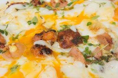 Huevos con chorizo y queso