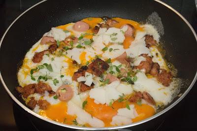Huevos con chorizo y queso