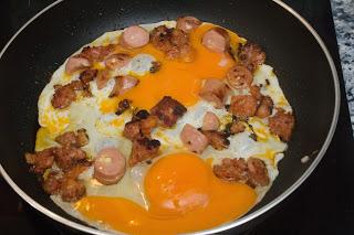 Huevos con chorizo y queso