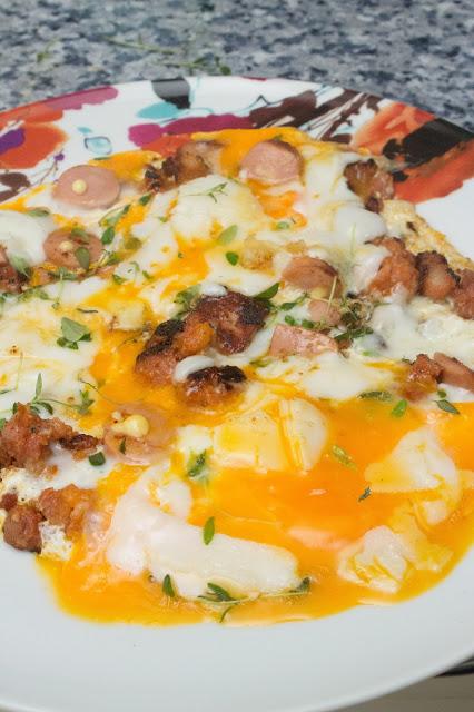 Huevos con chorizo y queso
