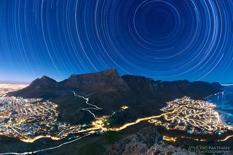 Rastros de estrellas sobre Table Mountain