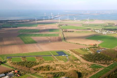 Proyecto de Arquitectura Residencial que recupera un campo Deforestado big picture