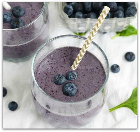 Desayunar batido de coco y arándanos