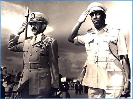 Siad Barre junto con el Emperador Haile Selassie de Etiopía