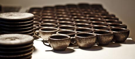 Tomar un café en una taza fabricada con posos de café