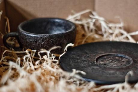 Tomar un café en una taza fabricada con posos de café