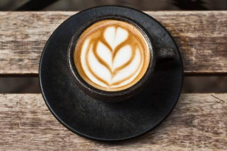 Tomar un café en una taza fabricada con posos de café