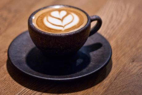 Tomar un café en una taza fabricada con posos de café