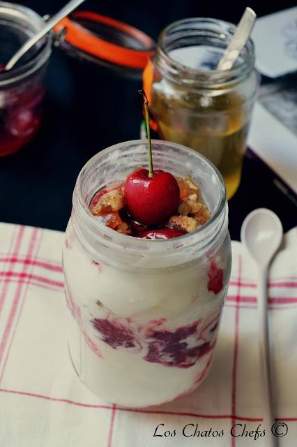 helado de miel y compota de cerezas