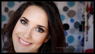 Maquillaje de ojos verde tornasolado y labias coral