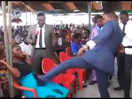 Predicador da patadas a mujer para hacerle un milagro