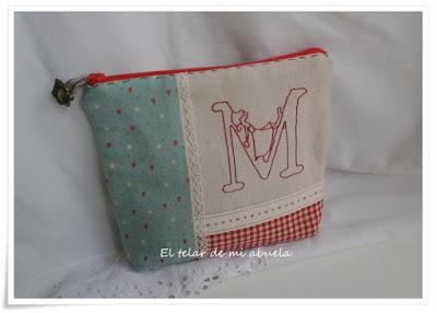 NECESER, FUNDA DE MÓVIL, PAÑO DE COCINA Y MUÑECA MARCA-PÁGINAS.