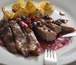Abanico ibérico asado con patatas dulces, salsa de vino y frutos rojos Abanico ibérico asado con patatas dulces y salsa de vino y frutos rojos, de Burruezo congelados.