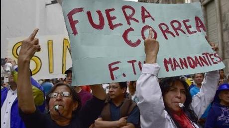 Fuera #Correa le gritan en Ecuador