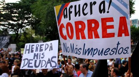 Fuera #Correa le gritan en Ecuador