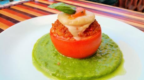 Tomates rellenos de arroz y soja texturizada con crema de guisantes
