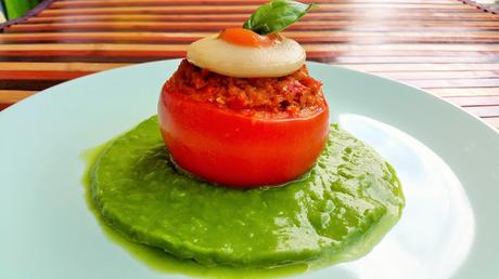 Tomates rellenos de arroz y soja texturizada con crema de guisantes