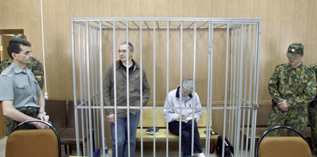 Fotografía de Khodorkovsky, de pie a la izquierda de la fotografía, durante su juicio en Moscú.