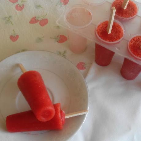 Paletas heladas de té blanco y fresas helados-te-fresas
