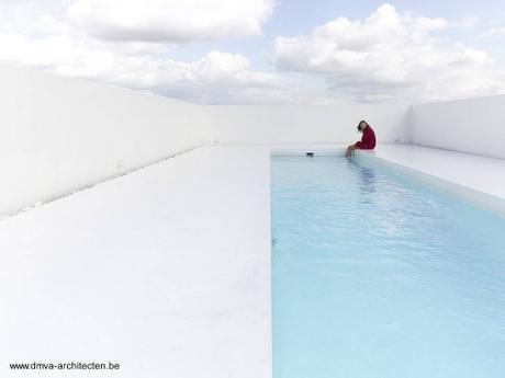 Reforma de casa antigua con piscina en la terraza.