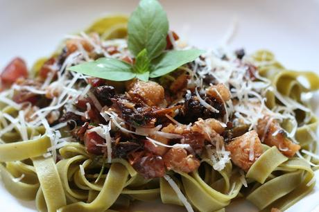 Pasta Verde con Bacalao y Tomates Secos