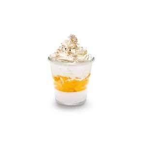 Gelatina de coco, compota de mango y nata montada