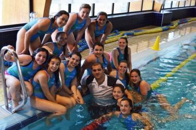 Alvaro Moreno posa con sus jugadoras tras ganar el título andaluz 12-13