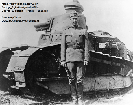Patton en Francia en 1918, delante de un tanque ligero Renault FT.