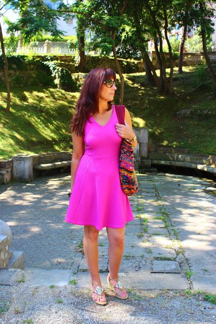 MIS LOOKS - VESTIDO ROSA Y BOLSO ÉTNICO