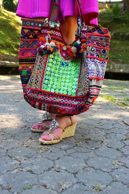 MIS LOOKS - VESTIDO ROSA Y BOLSO ÉTNICO