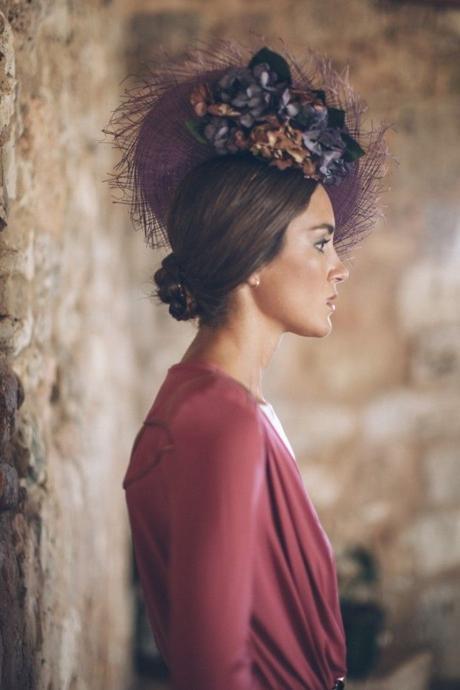Tocado de lado con flores
