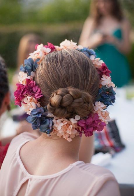 Invitadas con coronas de flores