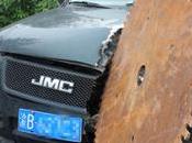 Hoja sierra gigante casi corta carro autopista China