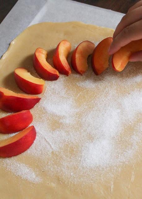 Galette rustica con frutas de verano