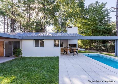 Casa de campo hecha de ladrillos remodelada en Argentina.