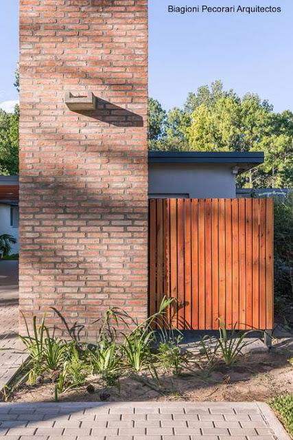 Casa de campo hecha de ladrillos remodelada en Argentina.