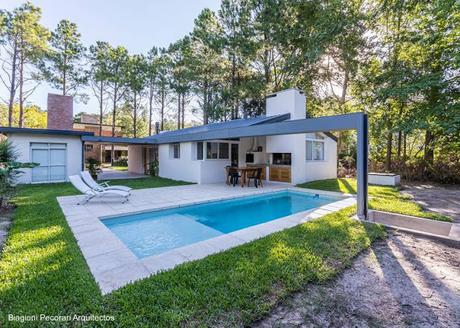 Casa de campo hecha de ladrillos remodelada en Argentina.